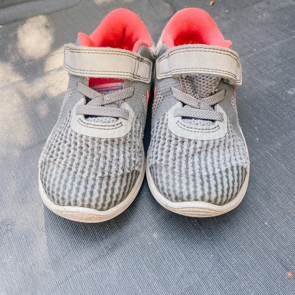 Size 9c Nike girls sneakers - Picture 3 of 3